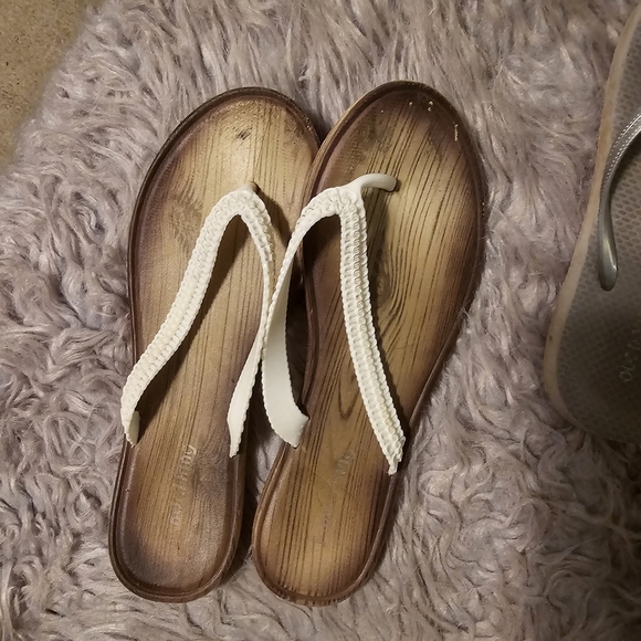 Stylish Women's Flip Flops - Leopard, Tan, and Brown - Picture 3 of 6